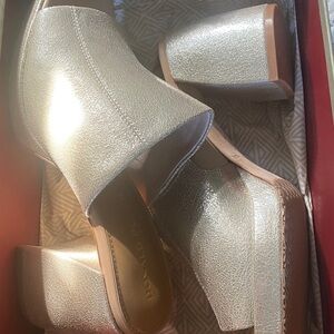 NIB Donald Pliner TURNER Sandal Block Heel Size 9 Gold Metallic